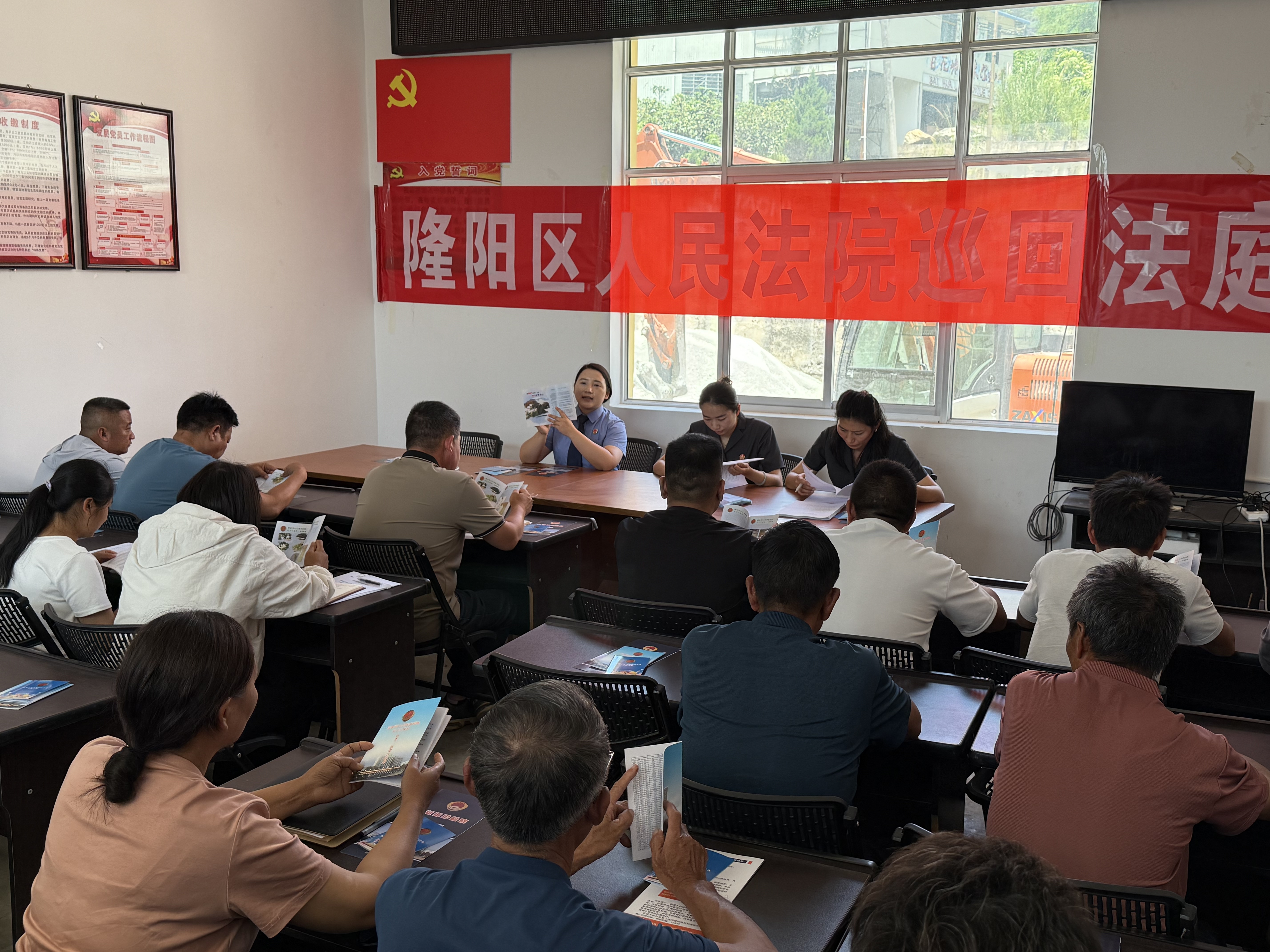 图片说明:开展现场公开宣判和普法活动.jpg